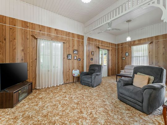 3 Bedroom Queenslander - Great Location - Photo 1