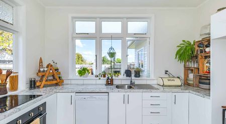 Character Cottage + Huge Garden - Photo 4