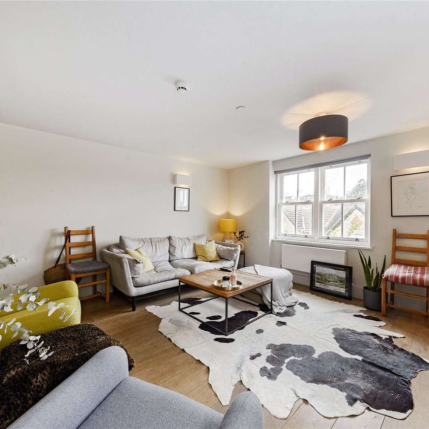 Modern two double bedroom maisonette located just off King Street - Photo 1