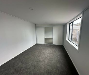 Tastefully renovated in a convenient location - Photo 3