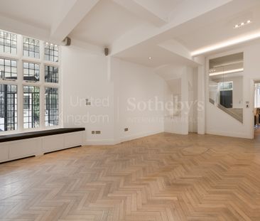 A refurbished three-bedroom mews house with two balconies in Kensington - Photo 3