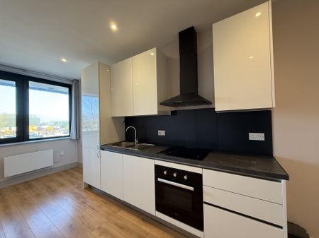 Quilters Way, Aylesbury, Stoke Mandeville - Photo 2