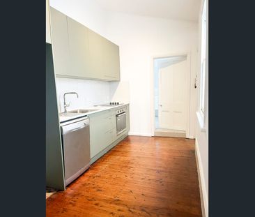 Bright and Fresh 2 bedroom house in fantastic location - Photo 1