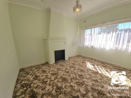 Charming 2-Bedroom Semi with Spacious Backyard - Photo 4
