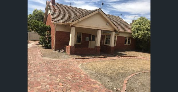 5BR large house near Train in Malvernn Rd Glen Iris Available now ! - Photo 1