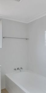 Renovated 2 bedroom apartment in fabulous location! - Photo 4