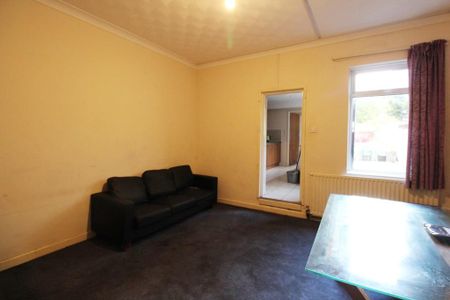 4 bedroom semi-detached house to rent - Photo 5