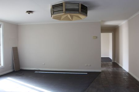 3 Bedroom Home Close to Shops - Available 06&sol;10&sol;2025 - Photo 5