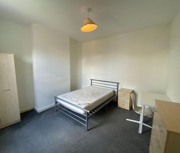 5 bedroom semi-detached house to rent - Photo 4