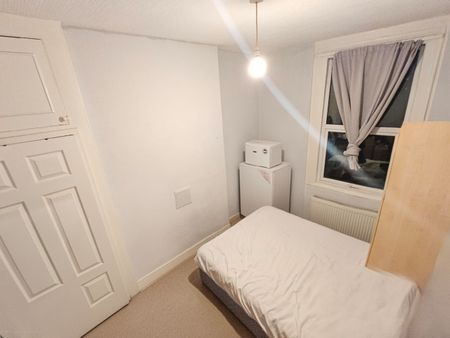 2 Bed Maisonette, Grove Green Road, E11 - Photo 4