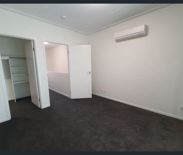 Stylish Town House within walking distance to Robina Town Centre - Photo 3