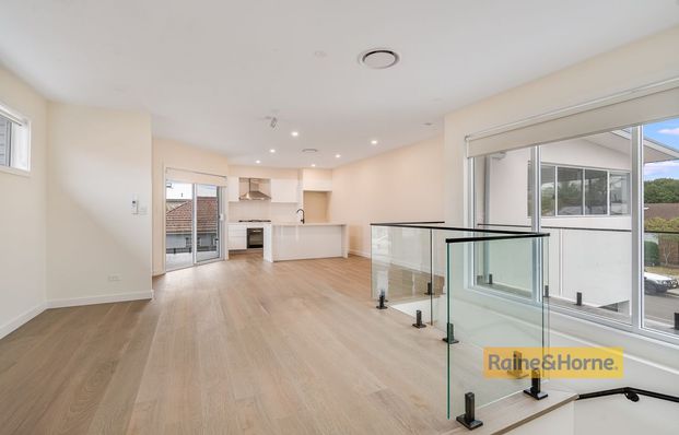 MODERN THREE BEDROOM TOWNHOUSE - Photo 1