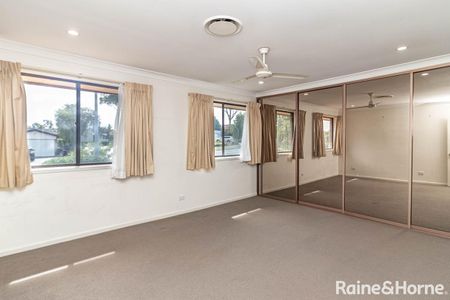 Spacious Family Home in a Peaceful Neighbourhood - Photo 5