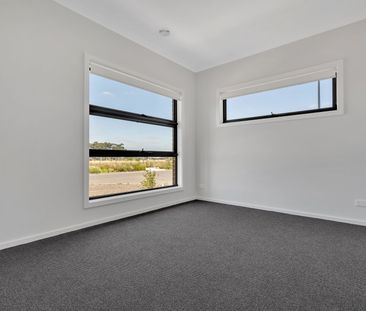 Stylish and Modern Home - Photo 5