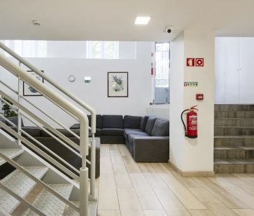 Room in a shared 2-bedroom apartment for rent in Lisbon, couples al... - Photo 4