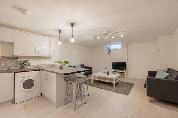 7 Bed Flat, Trafalgar Street, S1 - Photo 1