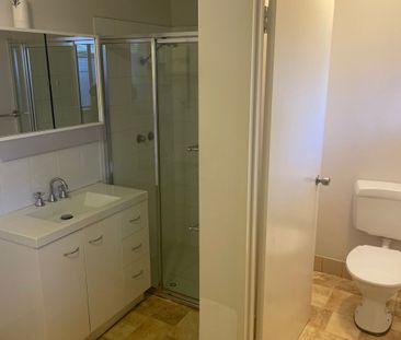 Well Located Modern 2 x 1 Fully Furnished Unit - Photo 6
