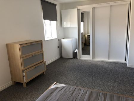 1 bedroom in a house share to rent - Photo 3