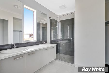 Family Living Made Easy in the Heart of Tarneit! - Photo 4