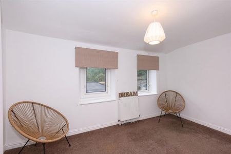 2 bedroom end of terrace house to rent - Photo 5