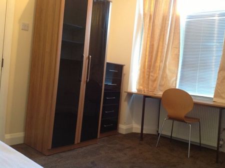 Mint 3 bed student house with upstairs bathroom and downstairs toilet - Photo 3