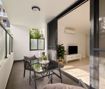 Modern villa-style apartment with lush garden views - Photo 2