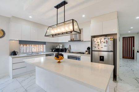 Modern Family Home - Photo 3