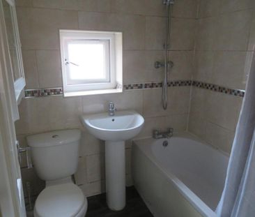 3 bedroom end of terrace house to rent - Photo 2