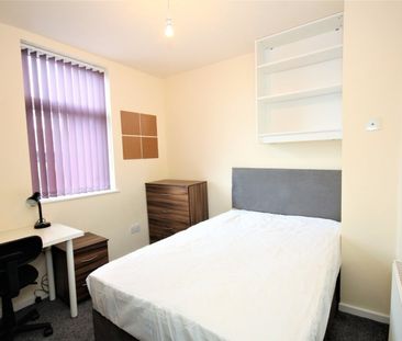 Room in a Shared House, Street Lane, LS8 - Photo 1