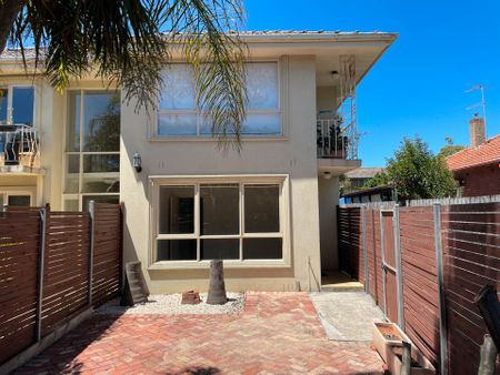 Ground Floor Secure Apartment with Private Courtyard - Photo 4