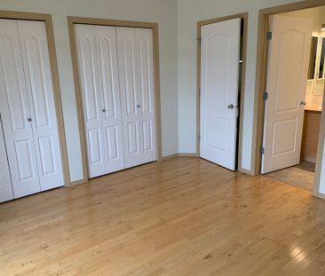 Stunning Pet Friendly Duplex in Anders with 2 Garages!!! - Photo 2