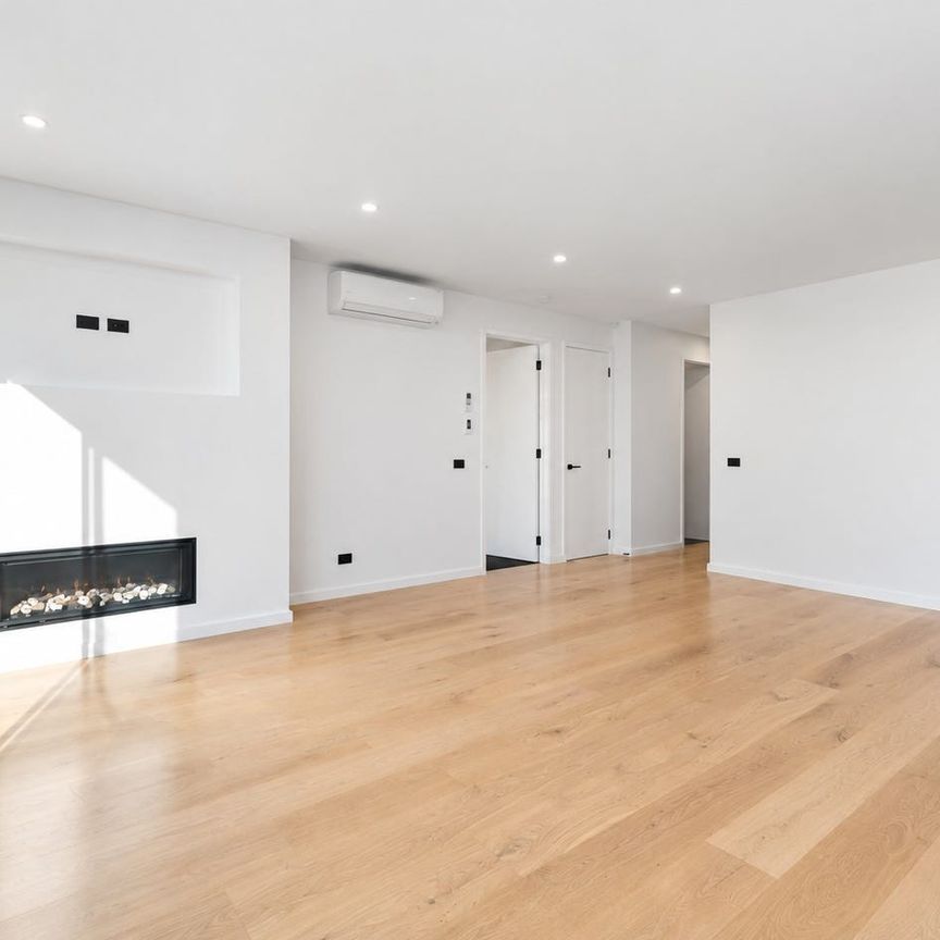 CONTEMPORARY ELEGANCE WITH TWO ENSUITES - Photo 1