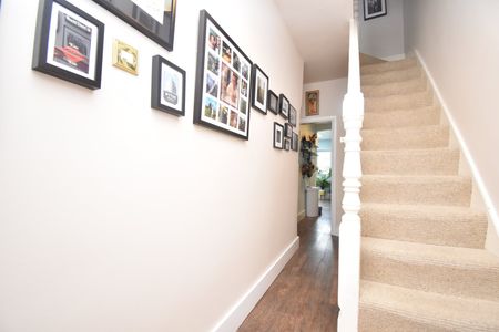 Terraced House to rent - Myrtledene Road, London, SE2 - Photo 2