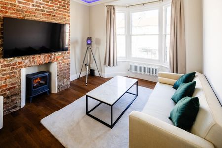 2 Bed Flat, Blatchington Road, BN3 - Photo 4