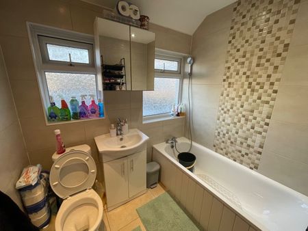 2 Bed Flat, Roxeth Green Avenue, HA2 - Photo 5