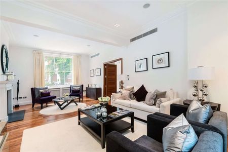 An excellent family house with wood floors throughout. - Photo 3