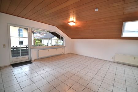 **Königswinter: Charmante Dachgeschosswohnung am Fuße des Ölbergs, 3 Zimmer, Balkon und Stellplatz** - Photo 2