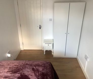 Room in a Shared Flat, Deptford High Street, SE8 - Photo 4