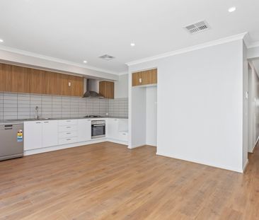 Comfort, Convenience & Contemporary Style – Your New Home Awaits! - Photo 5