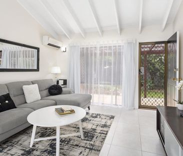 Stylish 2-Bedroom End-Unit in Quiet Cul-de-Sac - Photo 2