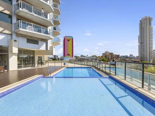 Fully Furnished Executive Apartment with Dazzling Harbour Views- 4-5 MONTH LEASE - Photo 1
