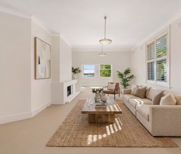 Light-Filled Four-Bedroom Residence in Landmark ‘Bellevue Gardens’ | Unfurnished - Photo 3