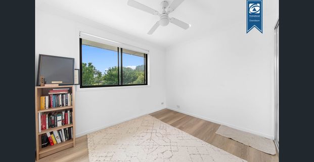 Stylish & Spacious Townhouse in Sought-After Northbrook Estate - Photo 1