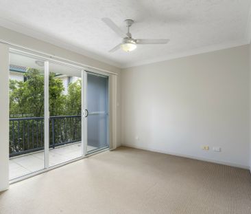 Only meters from the Broadwater... - Photo 3