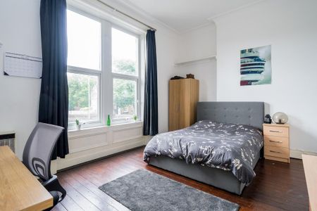 4 bedroom flat to rent - Photo 2