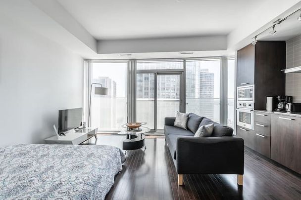 For Lease - 14 York Street Unit# 2004, Toronto, Ontario - Photo 1