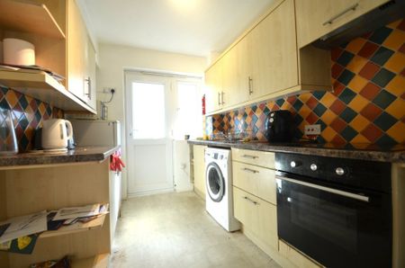 5 bedroom Semi-detached house to rent - Photo 5