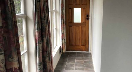 Spacious 5-Bedroom Home with Private, Fully-Fenced Section - Photo 2