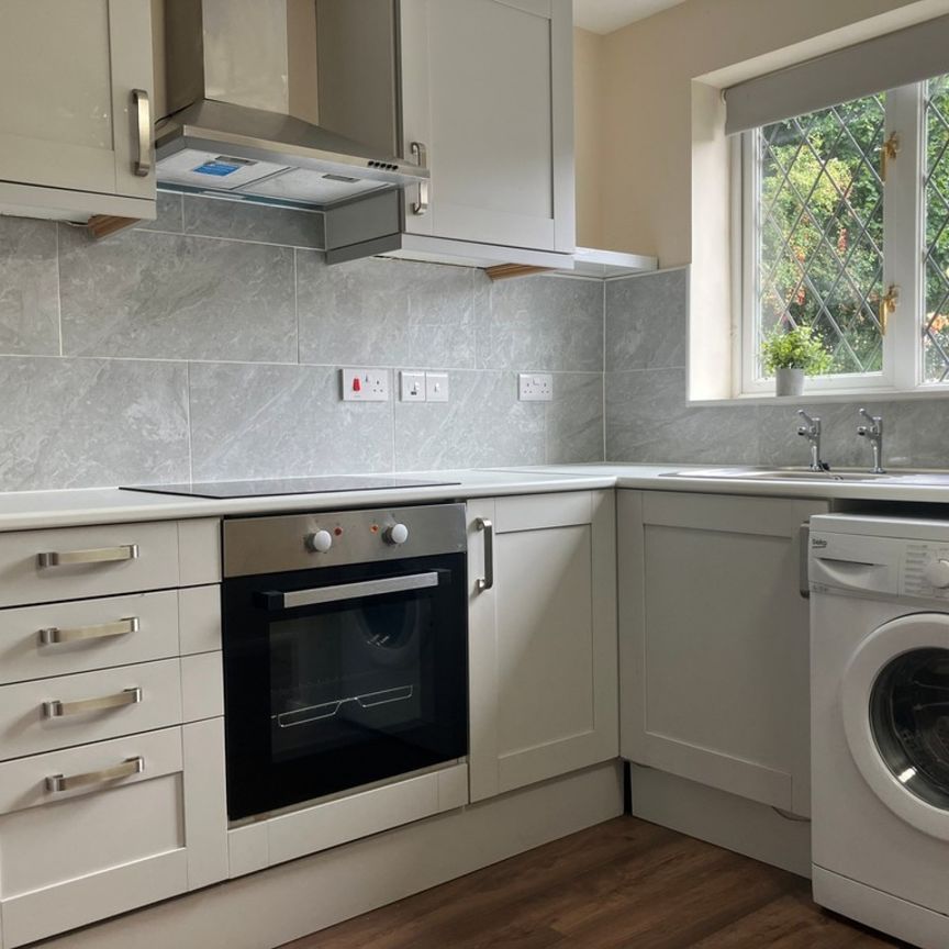 3 bedroom Semi-detached house to rent - Photo 1