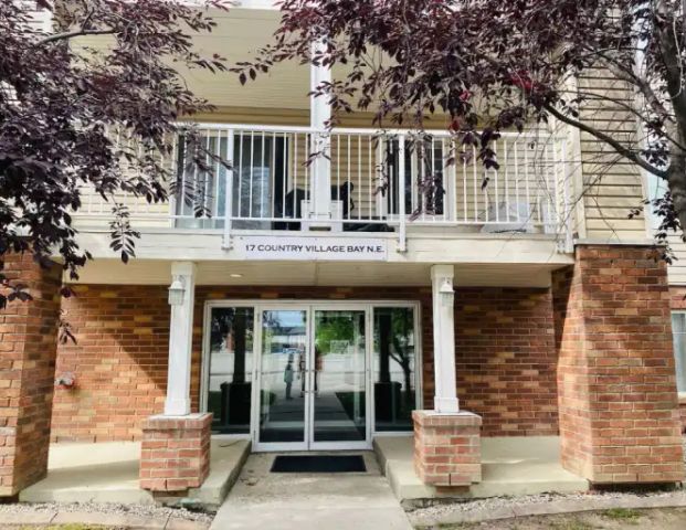 Luxury Living in 2-Bed Condo Unit in Country Hills Village NE Calgary | 17 Country Village Bay Northeast, Calgary - Photo 1